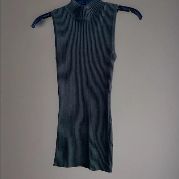 It’s Our Time Womens Mock Turtleneck Olive Green Sleeveless Sweater Top Medium - Picture 2 of 6